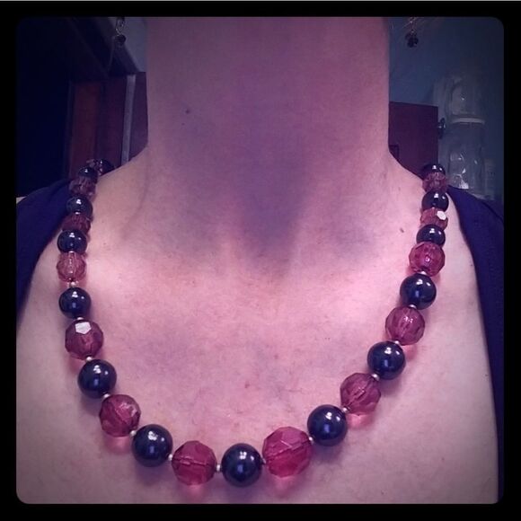 2 for $20 VTG Graduated Fuschia Beaded Necklace - Picture 1 of 8